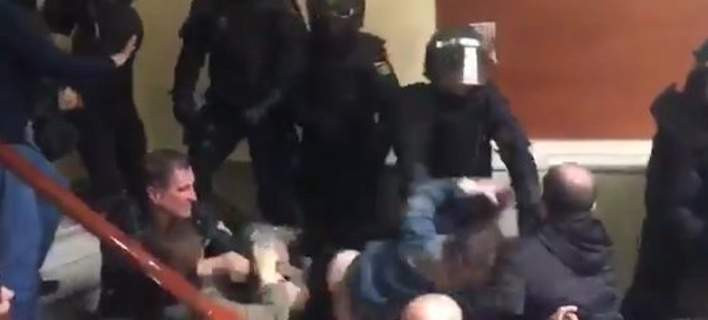 Καταλονία: Αστυνομικοί πετούσαν ψηφοφόρους από σκάλες – «Επαγγελματική στάση», λέει ο ΥΠΕΣ (βίντεο)